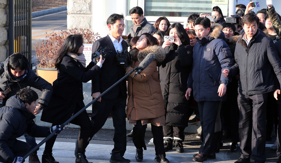 Samsung Electronics Vice Chairman Lee Jae-yong emerges from the Seoul Detention Center in Uiwang
