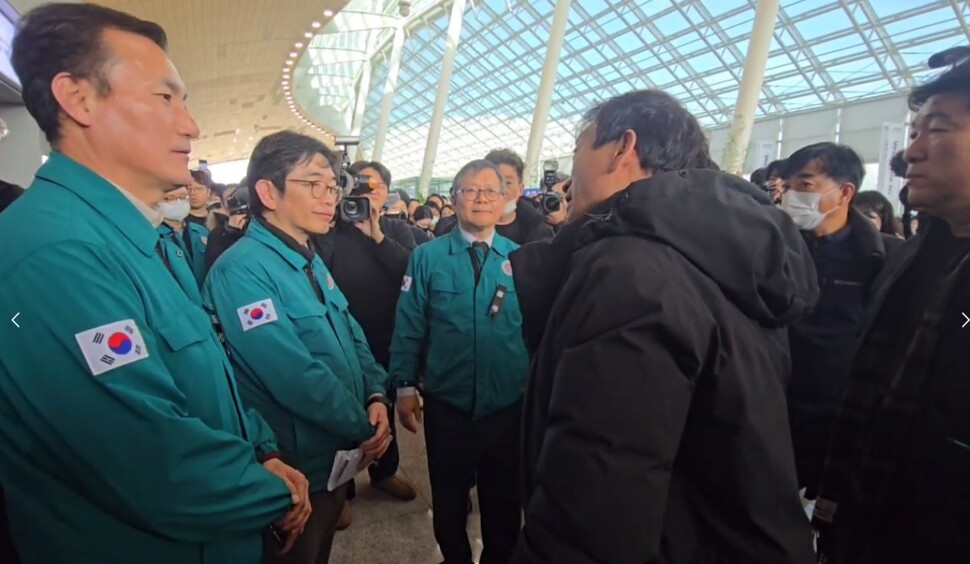 12월30일 전남 무안국제공항 2층에서 한 유가족이 이진철 국토교통부 부산지방항공청장(왼쪽서 두 번째)에게 유가족들의 답답한 마음을 토로하며 목소리를 높이고 있다.