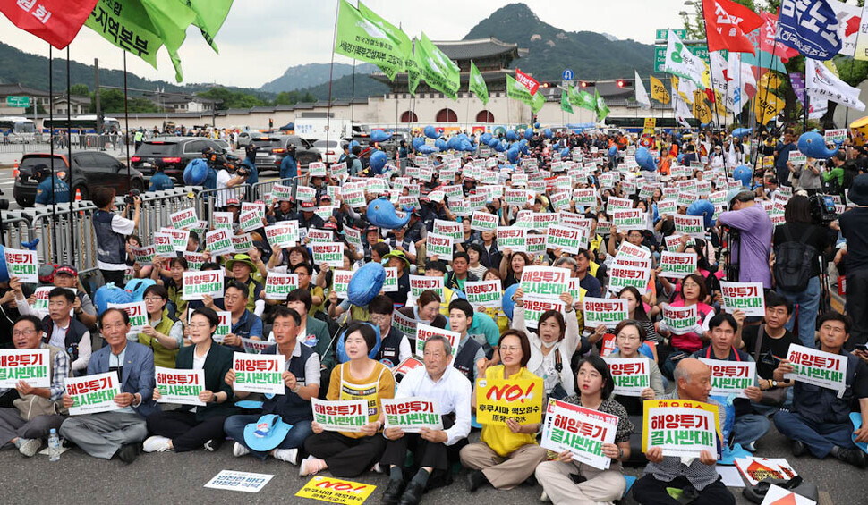 Participants in a national day of action rally against the dumping of radioactive wastewater from the Fukushima nuclear power plant chant “Store it on land, don’t dump it in the ocean” in Gwanghwamun Seoul on July 8. (Kim Jung-hyo/The Hankyoreh)