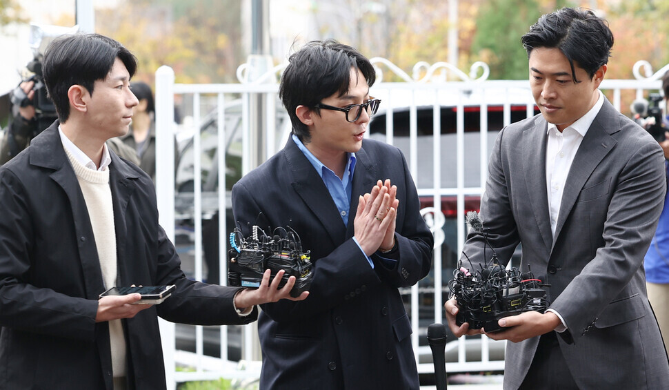 마약 투약 혐의를 받는 가수 지드래곤(권지용)이 지난 6일 오후 인천 논현경찰서로 출석하며 취재진 질문에 답하고 있다. 연합뉴스