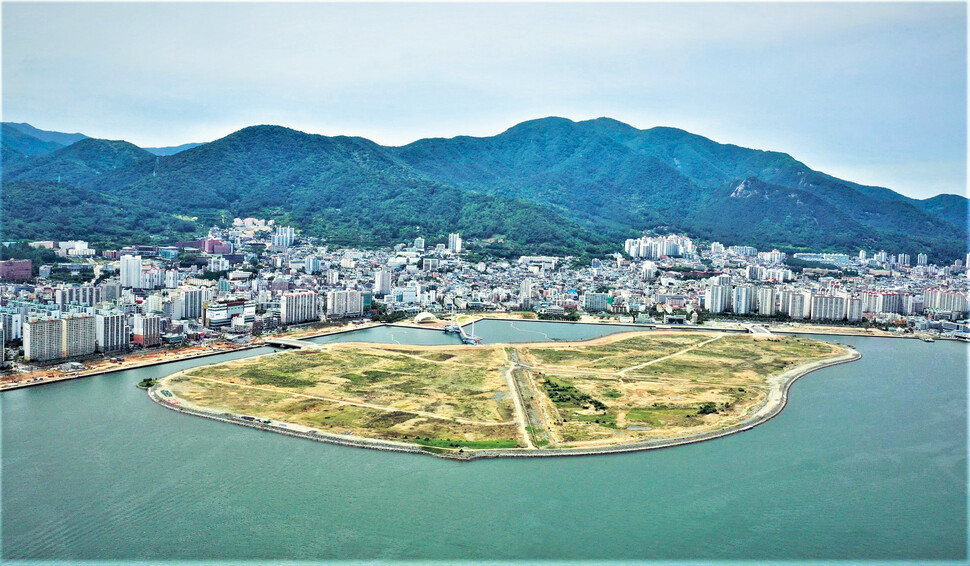 경남 창원시 마산만에 조성된 국내 최대 인공섬. 이곳은 마산해양신도시로 개발될 예정이다. 창원시 제공