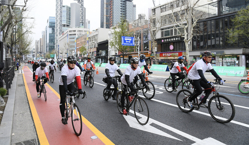 Citizens enjoy the newly opened bicycle-only lane in Seoul’s Jongno district on Apr. 8.