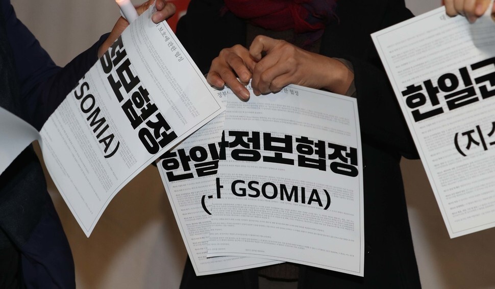 Anti-GSOMIA demonstrators tear sheets of paper with “GSOMIA” written on them in front of the Japanese Embassy in Seoul on Nov. 21. (Park Jong-shik, staff photographer)