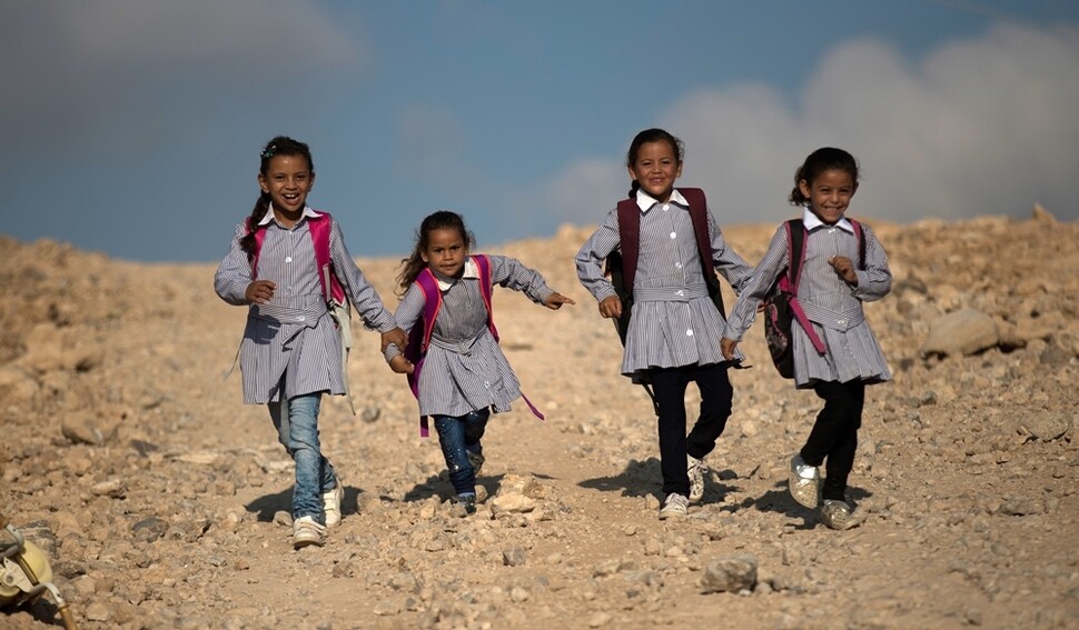 아랍 유목민 베두인 학생들이 9월5일 이스라엘 정착촌 말레 아두밈 근처 여리고(예리코)와 예루살렘 서안 사이에 있는 칸 알아마르 베두인 마을 학교로 가고 있다. 이스라엘 고등법원은 이날 베두인 마을 주민들이 이 지역 거주를 요청한 청원을 기각했다.