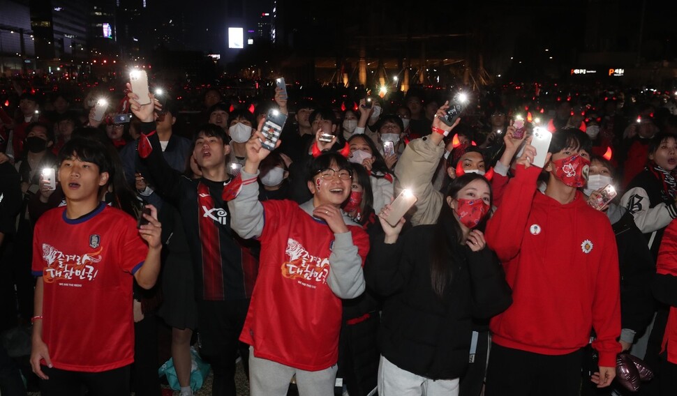 2022 카타르월드컵 한국과 우루과이의 경기가 열리는 24일 저녁 거리 응원이 펼쳐진 서울 종로구 광화문광장에서 붉은 악마가 후반전 응원하고 있다.강창광 선임기자 chang@hani.co.kr