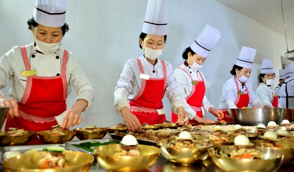 북한의 식당에서 평양냉면에 고명을 올리는 모습. 유네스코.