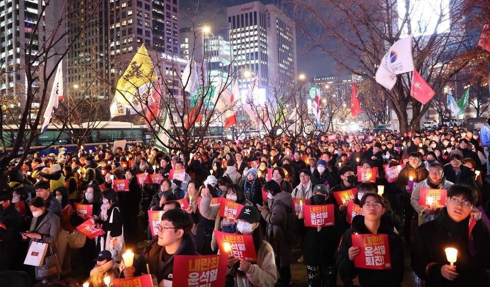 시민단체와 민주노총 등 시민들이 5일 저녁 서울 종로구 동화면세점 앞에서 연 ‘내란죄 윤석열 퇴진! 국민주권 실현! 사회 대개혁! 퇴진광장을 열자! 시민 촛불’ 집회에서 시민들이 촛불을 들고 윤석열 대통령 퇴진과 내란죄 체포 등을 촉구하고 있다. 김봉규 선임기자 bong9@hani.co.kr