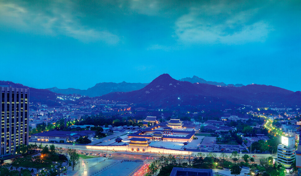 조선의 양대 궁궐 중 하나인 경복궁은 중국의 <주례고공기>에 따라 남북 중심축 위에 반듯하고 엄격하게 놓였다. 문화재청 제공