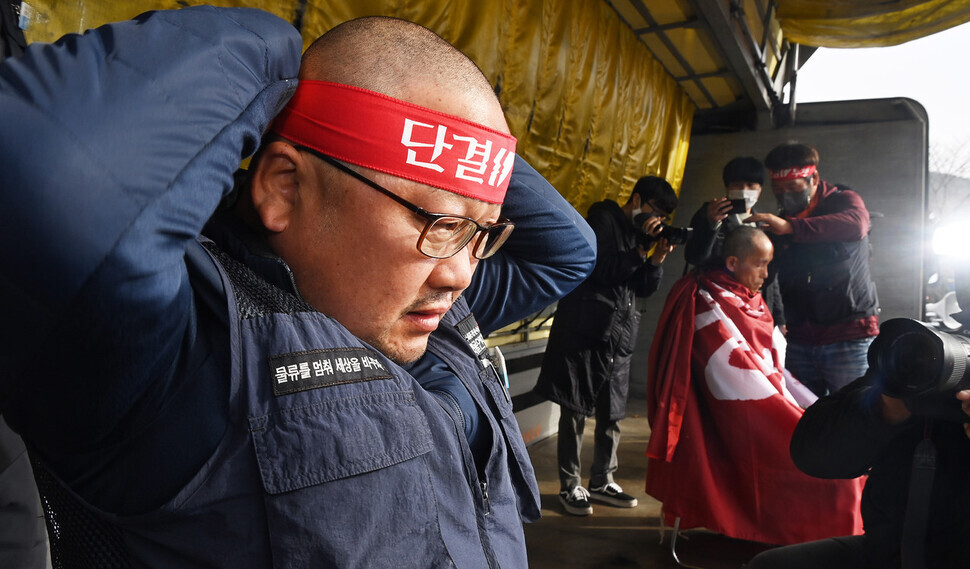 Lee Gwang-jae, the head of the Seoul-Gyeonggi region of TruckSol, and Lee Bong-ju, the president of TruckSol, shave their heads on Nov. 29 in protest of the government’s announcement that it will issue a work start order to break up the ongoing strike by unionized truckers. (pool photo)