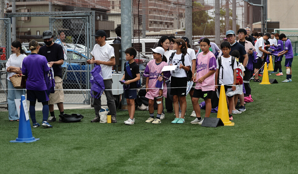 2025년 8월6일 일본 산프레체 히로시마 레지나 선수단이 훈련을 마친 뒤 응원 나온 팬들에게 사인을 해주며 이야기를 나누고 있다. 히로시마(일본)=이종근 선임기자