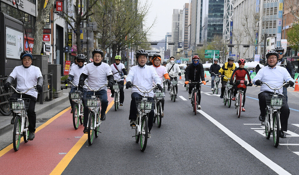 A group of bicyclists led by Seoul Mayor Park Won-soon (center) and Superintendent of the Seoul Metropolitan Office of Education Cho Hee-yeon (second from left) takes a ride to officially open the new bicycle-only lane in Seoul’s Jongno district on Apr. 8.