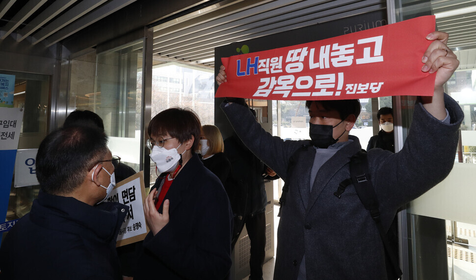 Members of the Youth Progressive Party stage a surprise protest Tuesday at the Seoul office of the state-run Korea Land and Housing Corporation. (Kim Hye-yun/The Hankyoreh)