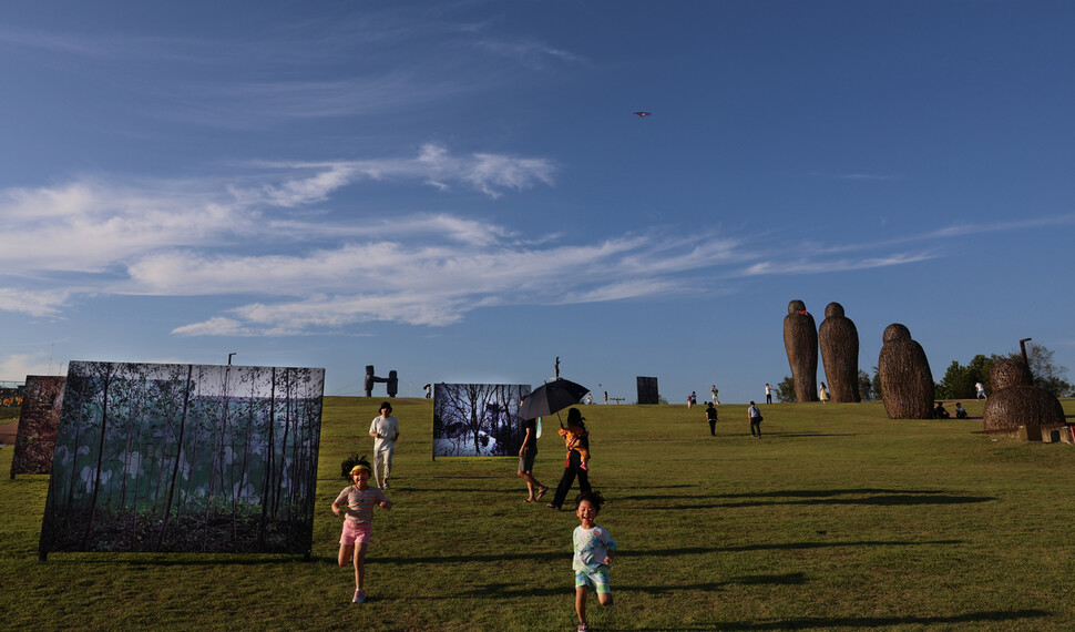 정전 70돌을 기념하는 ‘DMZ 전시: 체크포인트’가 열리는 경기도 파주 임진각 평화누리공원에서 2023년 9월2일 아이들이 ‘바람의 언덕’을 달리고 있다.