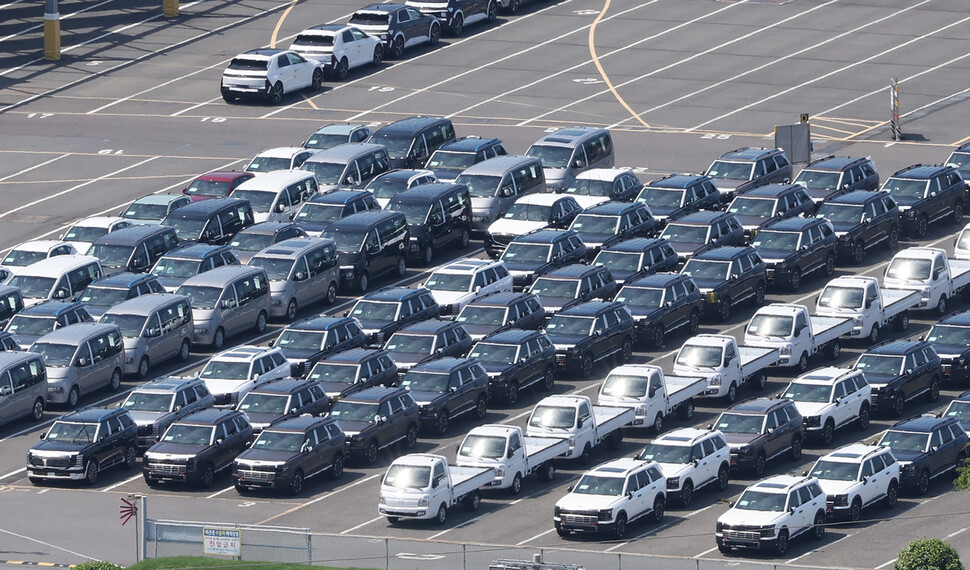 한-미 무역협상이 타결된 2025년 7월31일(한국시각) 현대자동차 울산공장 수출선적부두 옆 야적장에 완성차가 대기하고 있다. 미국이 한국의 최대 수출 품목인 자동차에 부과하는 관세는 0%였으나, 2025년 4월 초 25%로 올랐다가 8월7일 다시 15%로 낮아졌다. 다만 대미 수출에서 한국산 자동차가 유럽연합 생산 자동차에 대해 누렸던 2.5% 관세 혜택은 사라졌다. 연합뉴스