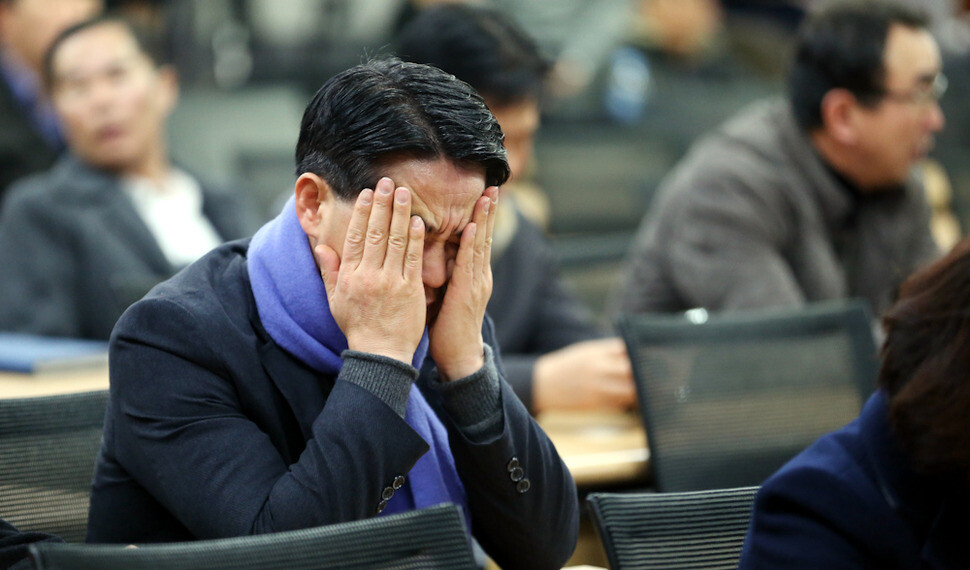 An attendee despairingly places his head in his hands during an emergency meeting of the Corporate Association of Kaesong Industrial Complex at the headquarters of the Korea Federation of SMEs in Seoul’s Yeouido neighborhood