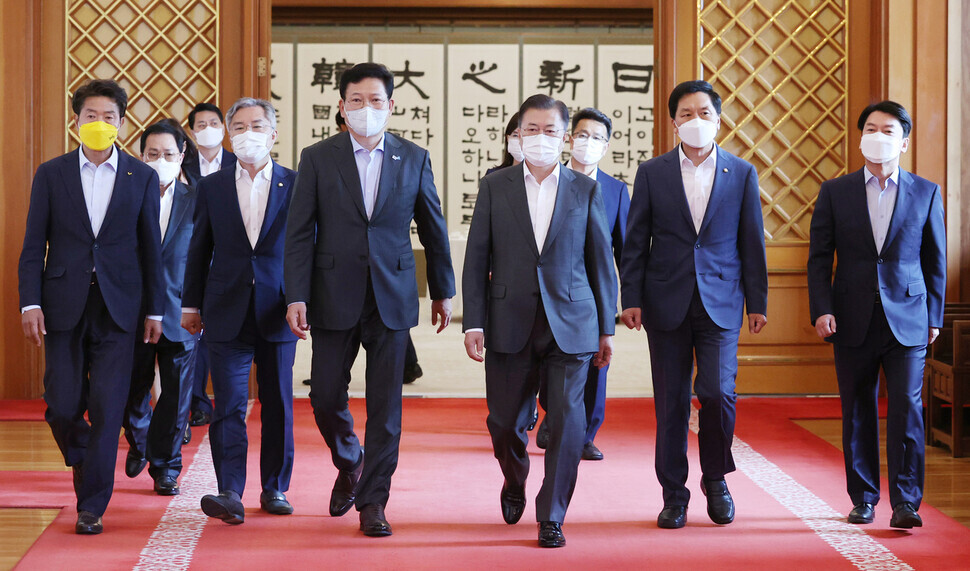 South Korean President Moon Jae-in walks with (from left to right) Yeo Yeong-gug, leader of the Justice Party; Song Young-gil, leader of the Democratic Party; Kim Gi-hyeon, acting leader of the People Power Party; and Ahn Cheol-soo, leader of the People’s Party, at the Blue House on Wednesday. (Yonhap News)