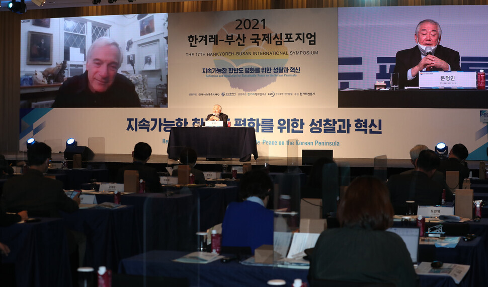 Chairman of the Hankyoreh Foundation for Reunification and Culture Moon Chung-in (center and right) speaks with former US special envoy for the North Korean nuclear issue Robert Gallucci on Wednesday at the 17th Hankyoreh-Busan International Symposium held at Westin Josun Busan Hotel in Busan’s Haeundae District. (Kang Chang-kwang/The Hankyoreh)