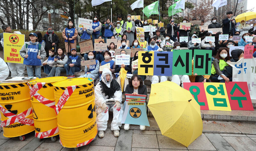 Members of environmental, civic, social, and religious groups take part in a rally held as part of a “nuclear phase-out day of action” event held in central Seoul on March 8. (Kim Jung-hyo/The Hankyoreh)