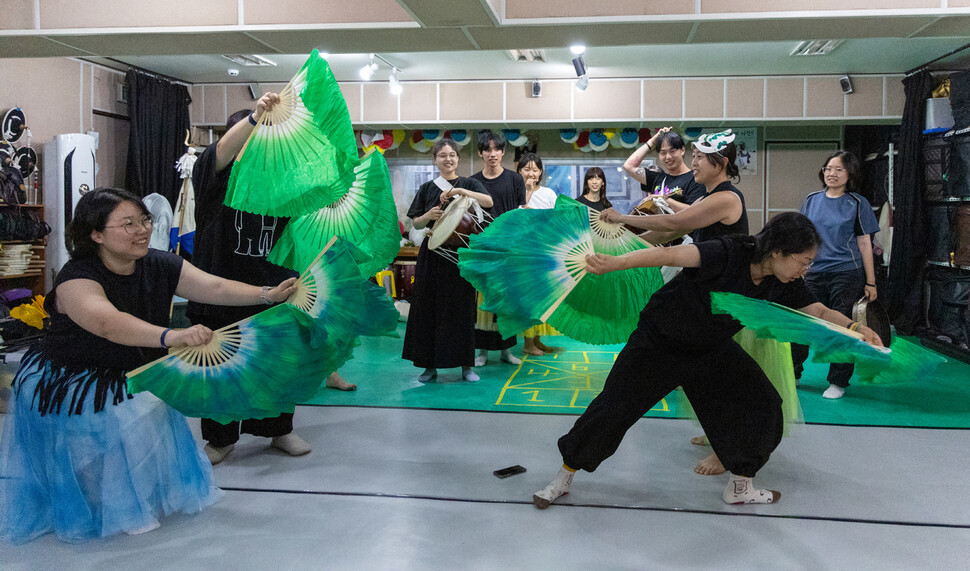 소수자연대풍물패 장풍이 6월19일 서울 마포구 성산동 연습장에서 서울퀴어문화축제 무대에 올릴 공연의 도입 부분을 연습하고 있다.