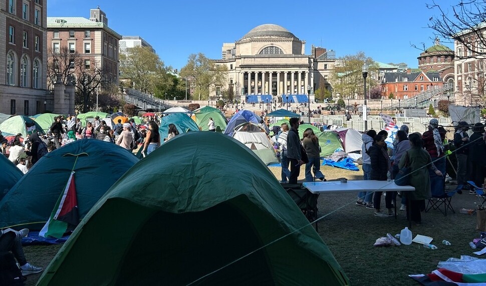 Tents fill the lawn at Columbia University in New York on April 23, 2024, in students’ encampment for Palestine. (Lee Bon-young/The Hankyoreh)