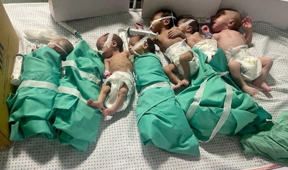 2023년 11월12일 가자지구의 알시파병원에서 미숙아로 태어난 팔레스타인 아기들이 한 침대 안에 누워 있다. AP 연합뉴스