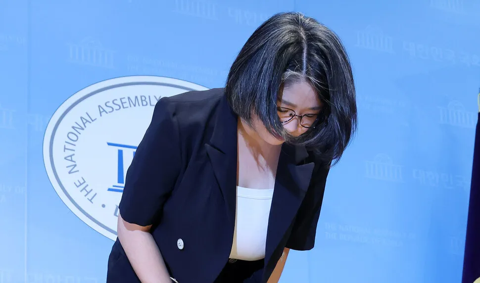 버티던 용혜인, 대통령 지지율 하락속 여 결단 촉구에 ‘백기’