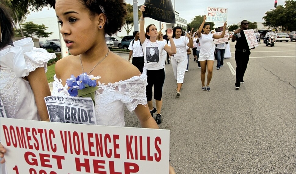 2014년 미국 마이애미주 배리대학에서 300명의 여성들이 가정 폭력과 데이트 폭력의 실상을 알리는 거리 행진을 하고 있다.