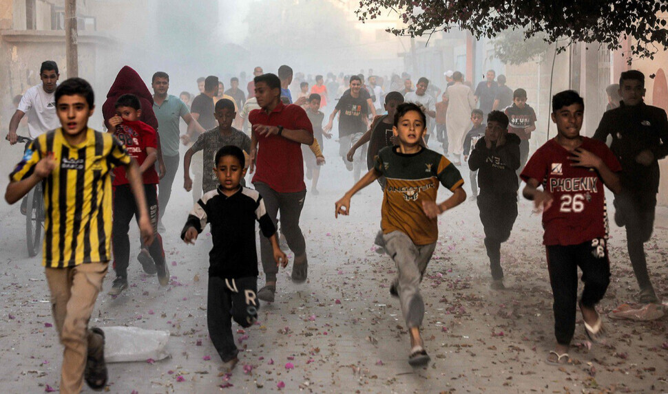 Palestinian children flee Israeli air raids on Rafah, southern Gaza, on Nov. 6. (AFP/Yonhap)