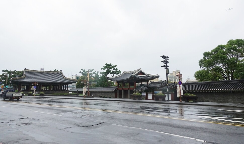 Gwandeokjeong Pavilion Square in Jeju City (left) in its present form. On the right is a restored version of a Joseon Dynasty building. The site was occupied by a police station and military administrative branch for Jeju during the Apr. 3 Massacre. (all photos by Huh Ho-joon