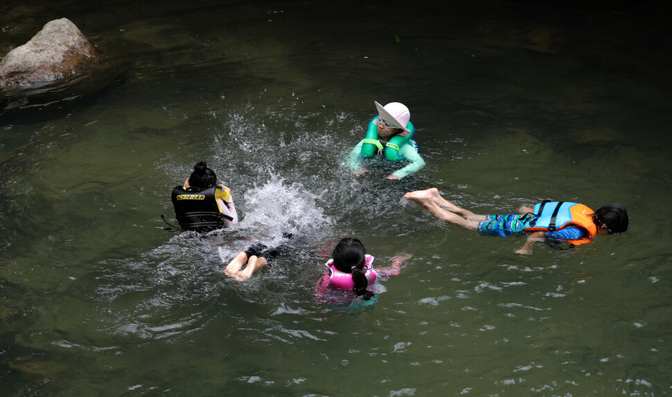 연일 찜톨 더위가 이어진 14일 오후 경기 과천시 중앙동 계곡에서 아이들이 물놀이를 하며 더위를 피하고 있다. 과천/이종근 선임기자 root2@hani.co.kr