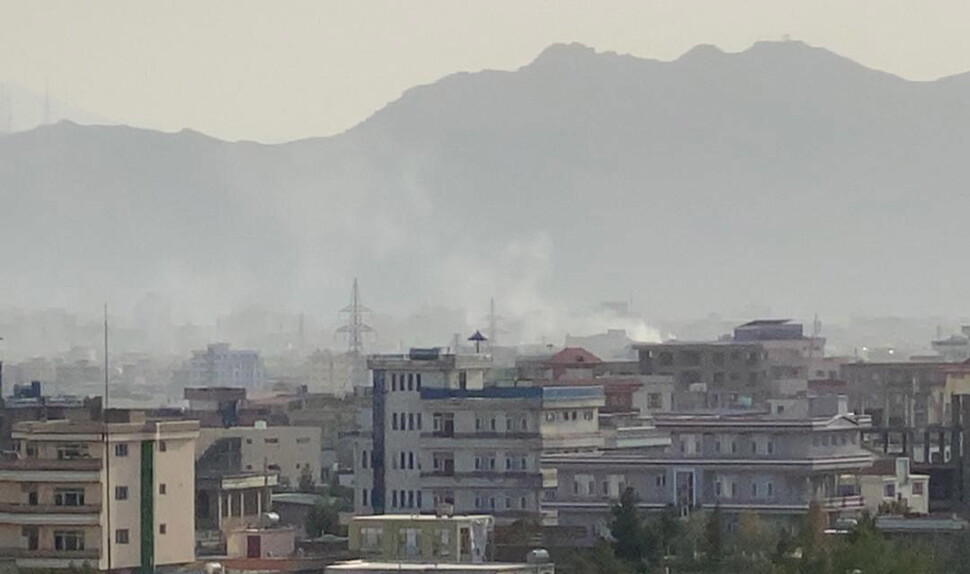 테러 사흘 만에 또 카불공항 근처에서 로켓포 추정 폭발음 - 한겨레