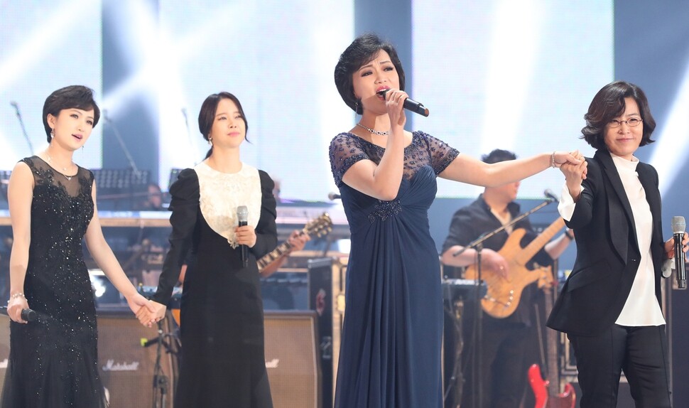 South Korean singer Lee Sun-hee performs with North Korean singers at the “We are One” concert at the Ryugyong Chung Ju-yung Gymnasium in Pyongyang on Apr. 3. (Photo Pool)