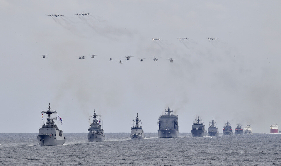 The Republic of Korea Navy in a rehearsal of the International Naval Review off the waters of Jeju Island on Oct. 9. (provided by the ROK Navy)