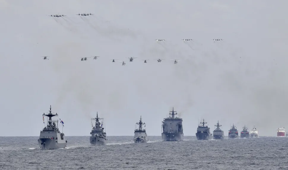 The Republic of Korea Navy in a rehearsal of the International Naval Review off the waters of Jeju Island on Oct. 9. (provided by the ROK Navy)