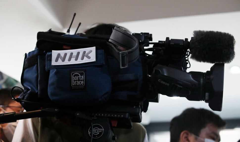 Japanese broadcasting corporation NHK covers the press conference marking the third anniversary of the Supreme Court’s ruling on Japan’s mobilization of forced labor. (Kim Hye-yun/The Hankyoreh)