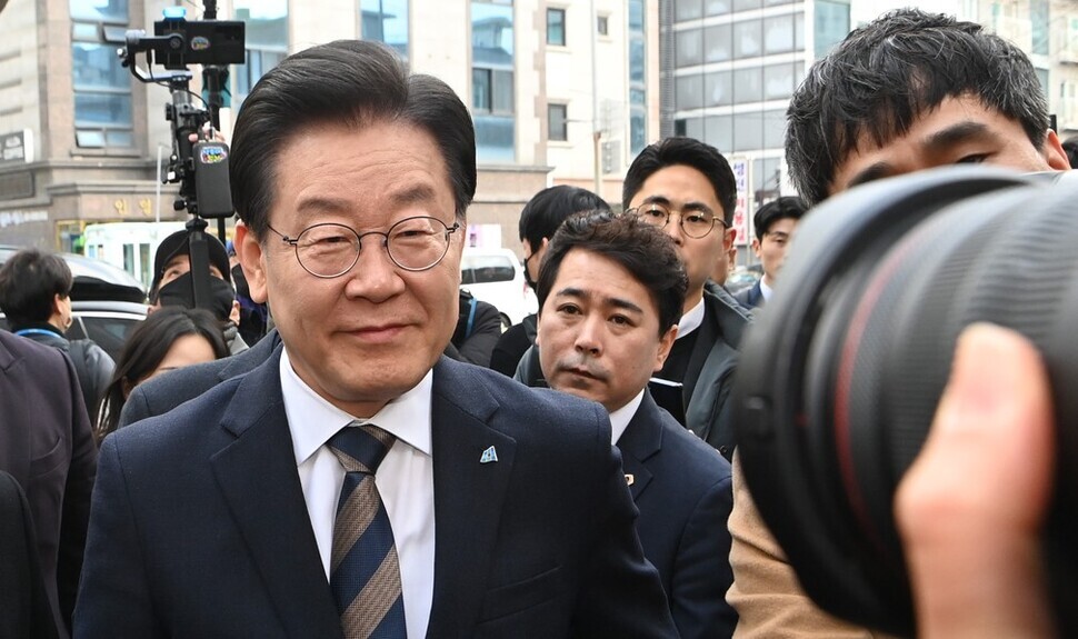Lee Jae-myung, leader of the main opposition Democratic Party, pays a visit to a senior center in Seoul’s Gwanak District on Feb. 16. (pool photo)