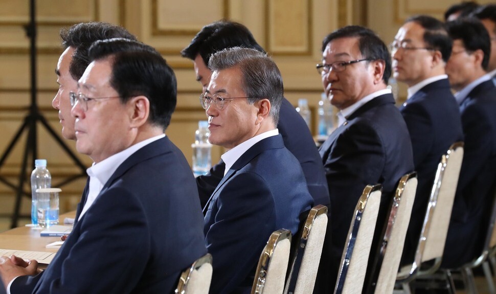 President Moon Jae-in and Prime Minister Lee Nak-yeon listen to a national governance task plan by the Planning and Advisory Committee meeting at the Blue House in Seoul