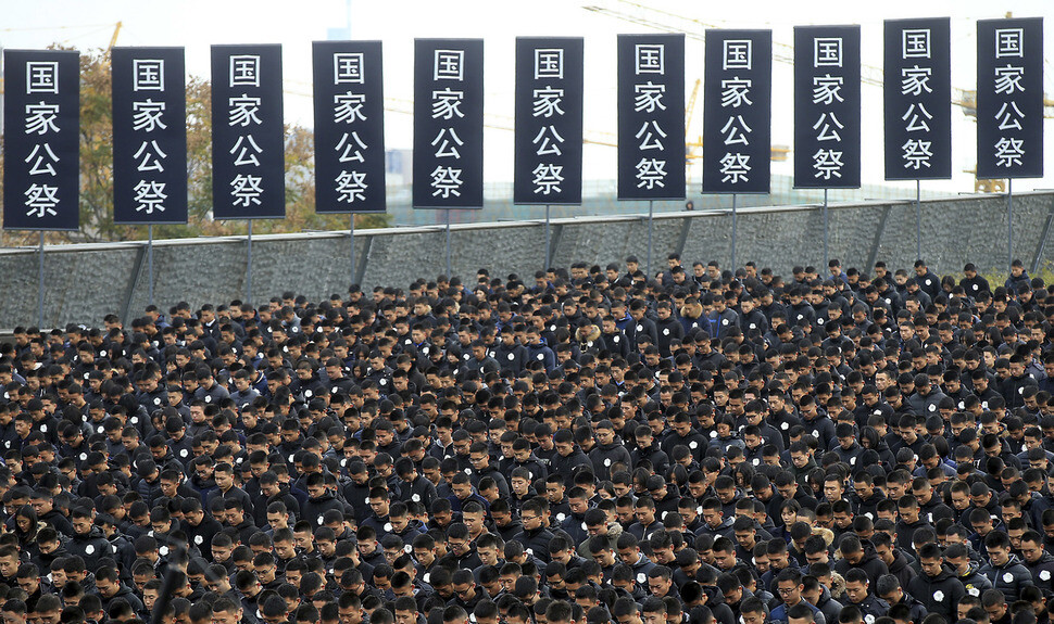 Chinese citizens bow their heads during a remembrance ceremony for the victims of the 1937 Nanjing massacre on Dec. 13. (Yonhap News)
