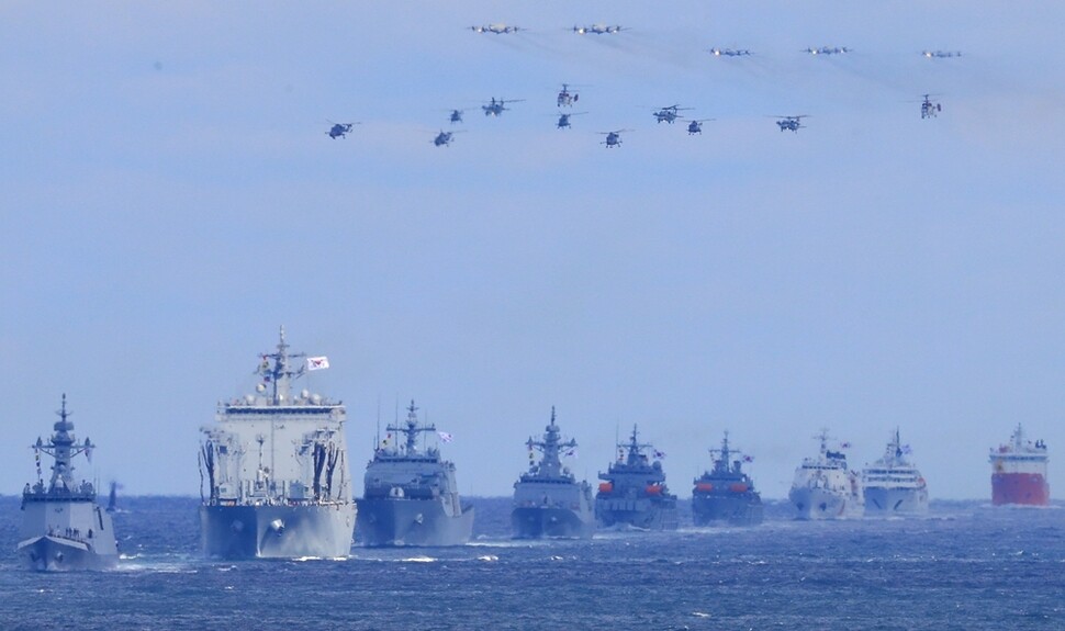 ‘이것이 평화인가?’ 2018 대한민국 해군 국제관함식 이틀째인 10월11일 오후, 제주 서귀포시 강정동 해군기지 앞바다에서 군함과 헬리콥터가 위용을 뽐내고 있다. 연합뉴스