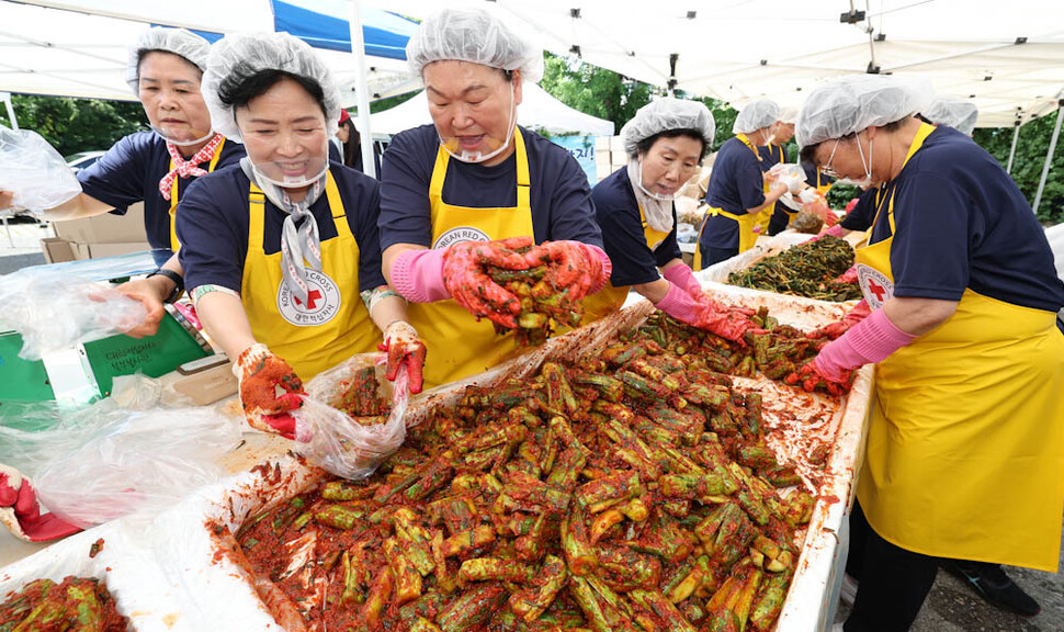 적십자봉사원들이 20일 오전 서울 노원구 대한적십자사 서울지사 북부봉사관에서 오이소박이를 만들고 있다. 김정효 기자