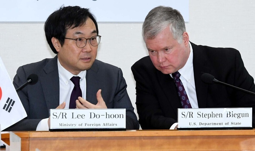 Special Representative for Korean Peninsula Peace and Security Affairs Lee Do-hoon and US Deputy Secretary of State and Special Representative for North Korea Stephen Biegun during a working group meeting at the Ministry of Foreign Affairs on May 10, 2019. (photo pool)