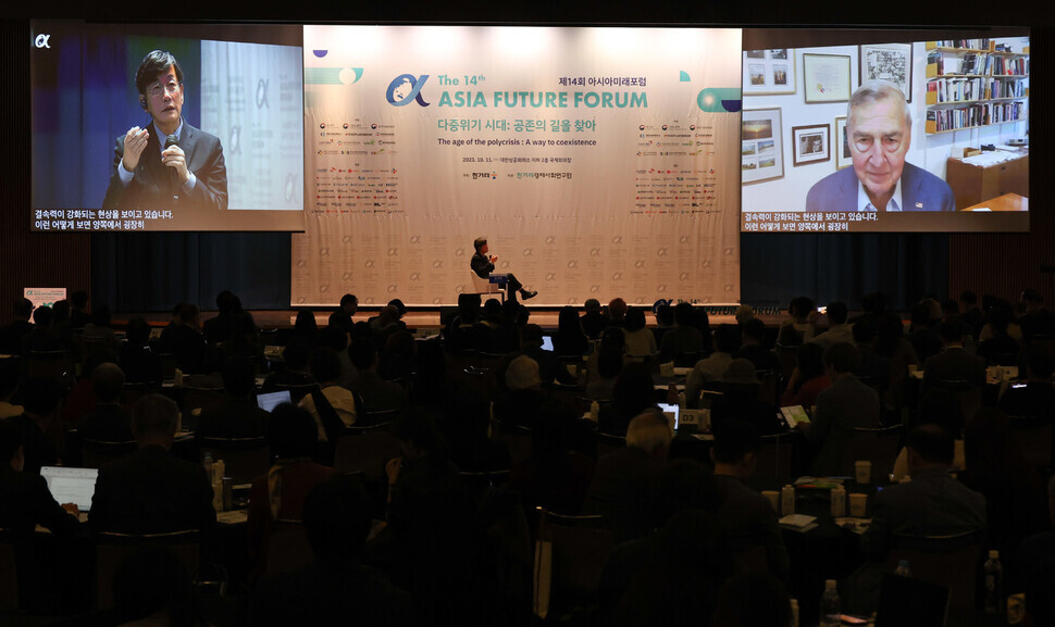 At the 14th Asia Future Forum held in Seoul on Oct. 11, Sohn Suk-hee, the former anchor of JTBC’s news broadcast, speaks with Graham Allison, the former US assistant secretary of defense, who teleconferenced into the event. (Kim Jung-hyo/The Hankyoreh)