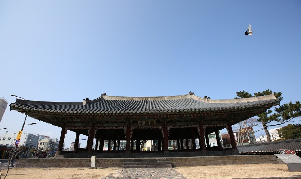 The Gwandeok Hall in Jeju was where soldiers were trained during Joseon. Because of the beautiful buildings and gardens, the former government offices of Jejumok Gwana have been the subject of ongoing calls to abolish the current entrance fees and open them up as public recreation and culture spaces. (Lee Youn-jin/The Hankyoreh)
