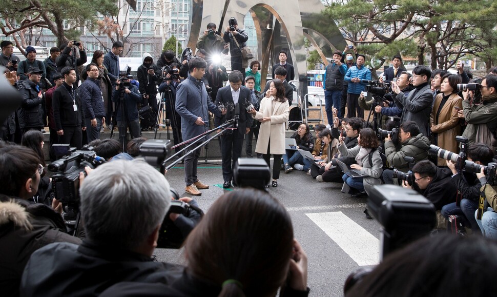 2018년 3월 수많은 기자가 안희정 전 충남도지사의 성폭력 사건을 취재하기 위해 서울 마포구 서울서부지검 앞에 모여 있다. 한겨레 자료