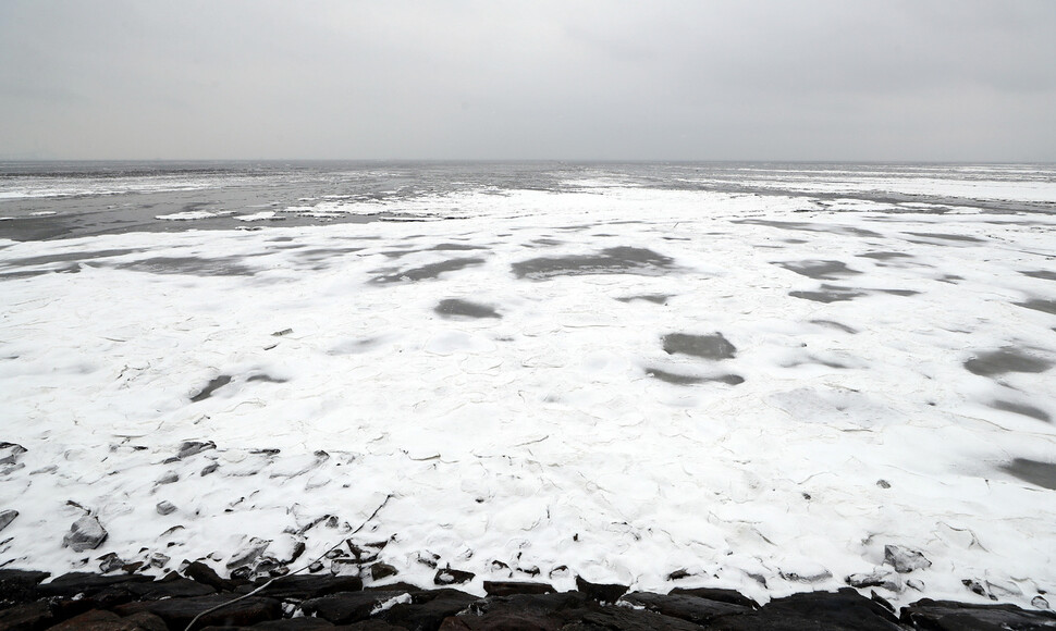 인천지역에 영하권의 기온이 유지되는 가운데 27일 오후 인천시 중구 영종도 해안가에 얼음이 쌓여 있다. 연합뉴스