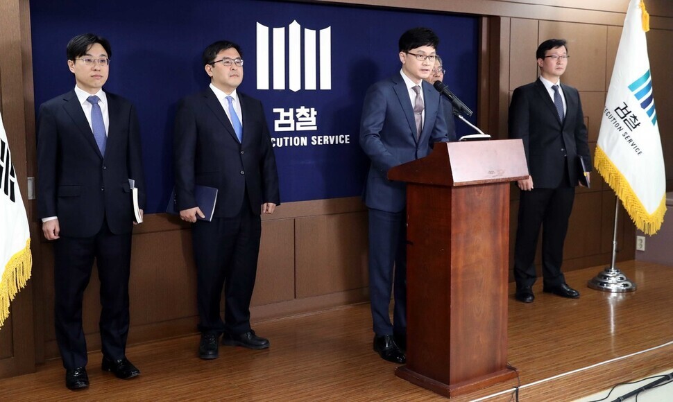 Han Dong-hoon (center), at the time, the deputy chief prosecutor at the Seoul Central District Prosecutors’ Office, gives a press conference on Feb. 11, 2019 where he announces indictments against Yang Seung-tae, a former Supreme Court chief justice, on charges of abuse of power. (Park Jong-sik/The Hankyoreh)