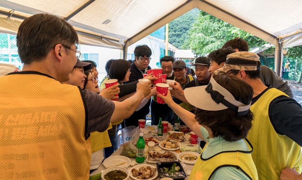 금속노조 서울지부 체육대회에 참가한 삼성전자서비스 조합원들이 금속노조 산하 쟁의 사업장인 레이테크노조의 승리를 기원하며 건배하고 있다.