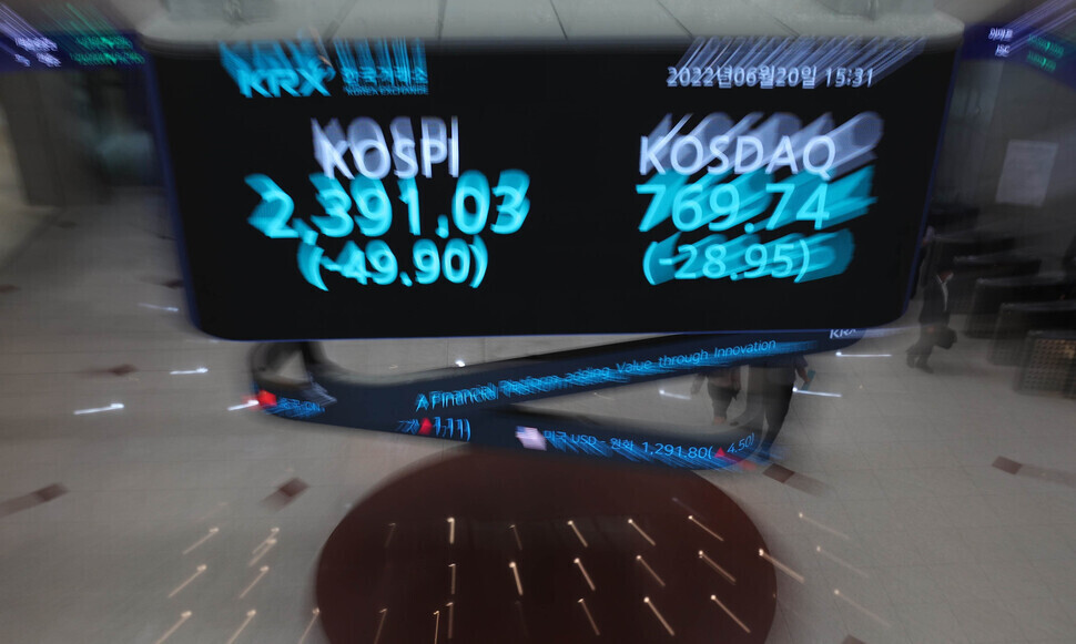 A monitor at the KRX Yeouido branch in Seoul shows the KOSPI and KOSDAQ figures for June 20, 2022. (Kang Chang-kwang/The Hankyoreh)