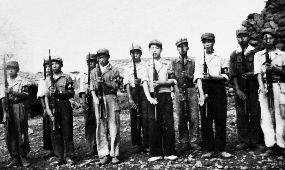 Members of the Minbodan are trained in Nohyeong, Jeju, in 1949. The Syngman Rhee administration mobilized civilians to be part of the Minbodan (literally Peoples Protective Corps) and take part in the military and police’s punitive operations. By April 1, 1949, there were 50,000 members of the Minbodan. (courtesy of the Jeju 4•3 Peace Foundation)