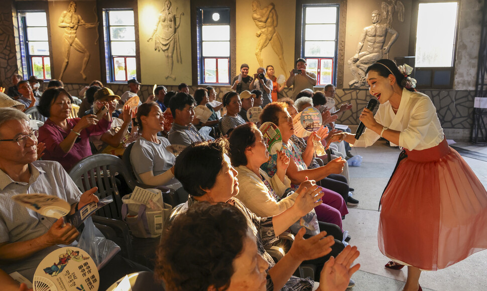 2025년 7월25일 저녁 경기도 파주시 파평면 장파리 옛 미군 클럽 라스트찬스에서 디엠제트(DMZ)평화동행 주관으로 평화음악회가 열리고 있다. 탈북 예술인으로 구성된 ‘백두한라예술단’ 소속 성악가 최복화씨가 노래를 부르며 관객과 인사하고 있다